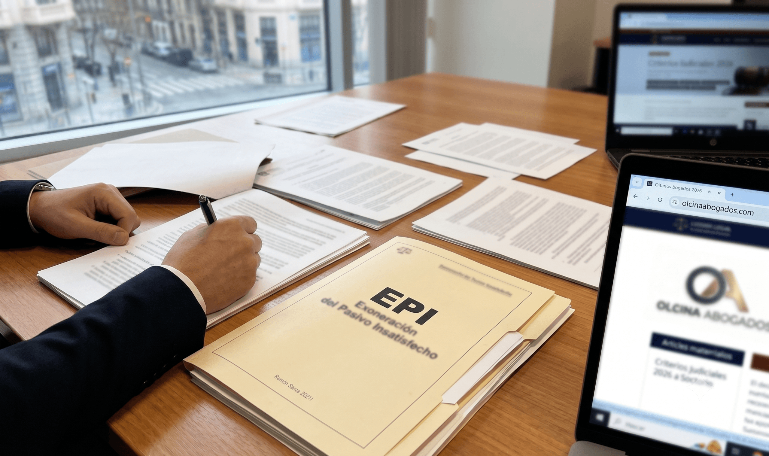 Abogado revisando documentación EPI con la web de Olcina Abogados en pantalla